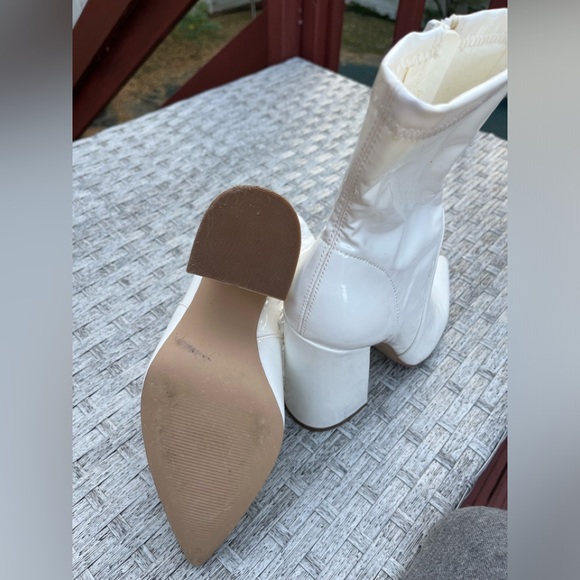 White PU booties, pointy nose, soft shaft, great condition, size 10M - Picture 4 of 8